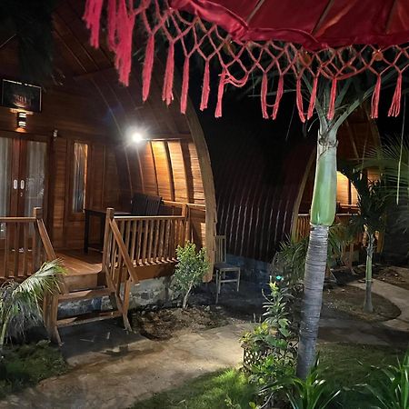 Made Taro - Menjangan Homestay Banyuwedang Zewnętrze zdjęcie