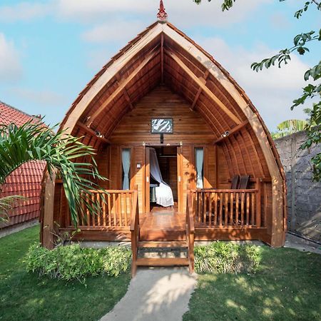 Made Taro - Menjangan Homestay Banyuwedang Zewnętrze zdjęcie