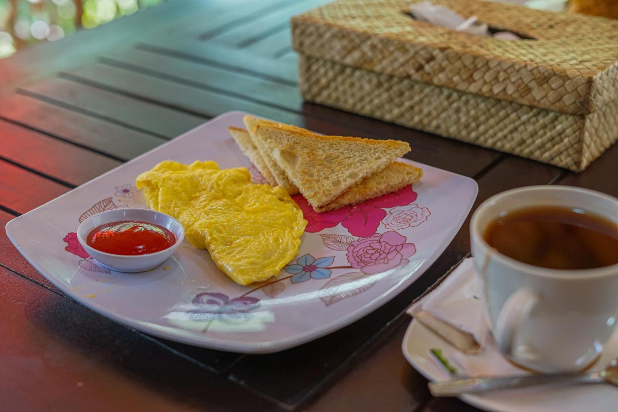 Made Taro - Menjangan Homestay Banyuwedang Zewnętrze zdjęcie