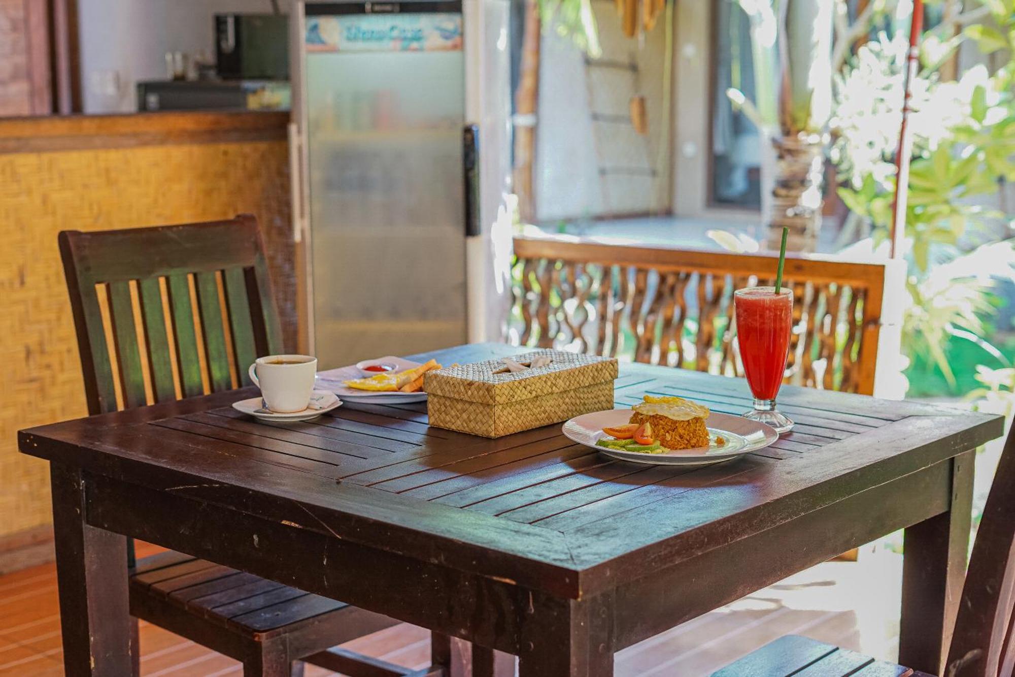 Made Taro - Menjangan Homestay Banyuwedang Zewnętrze zdjęcie