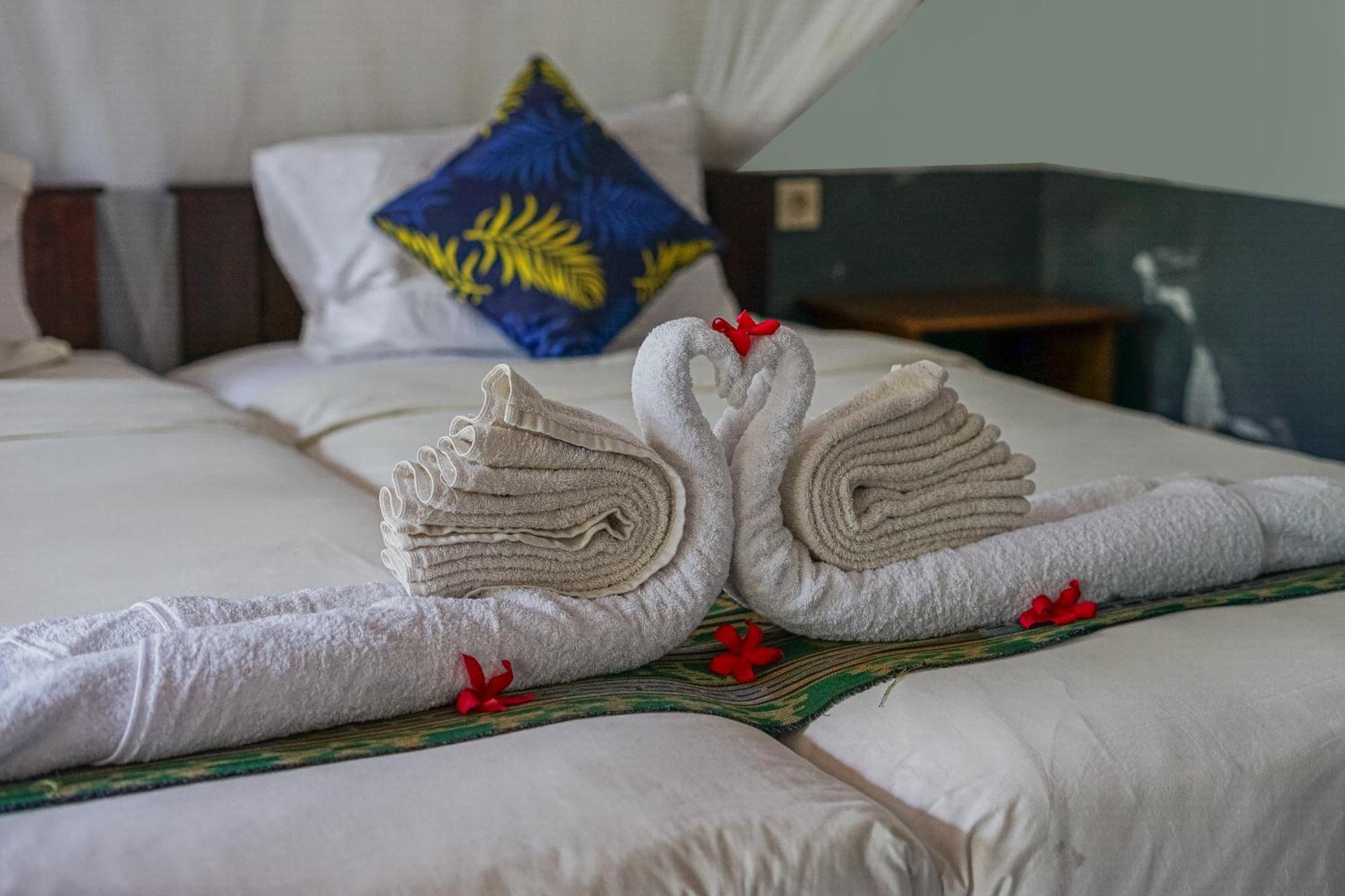 Made Taro - Menjangan Homestay Banyuwedang Zewnętrze zdjęcie