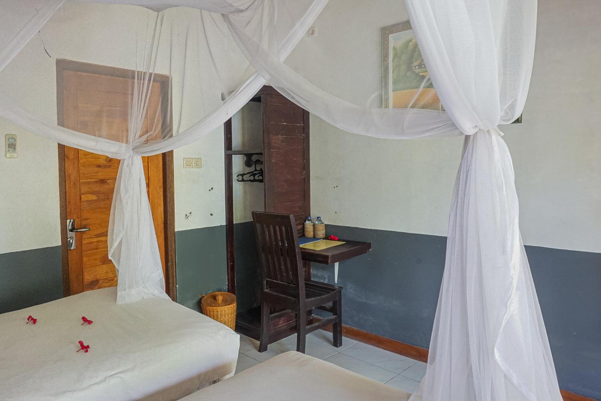 Made Taro - Menjangan Homestay Banyuwedang Zewnętrze zdjęcie