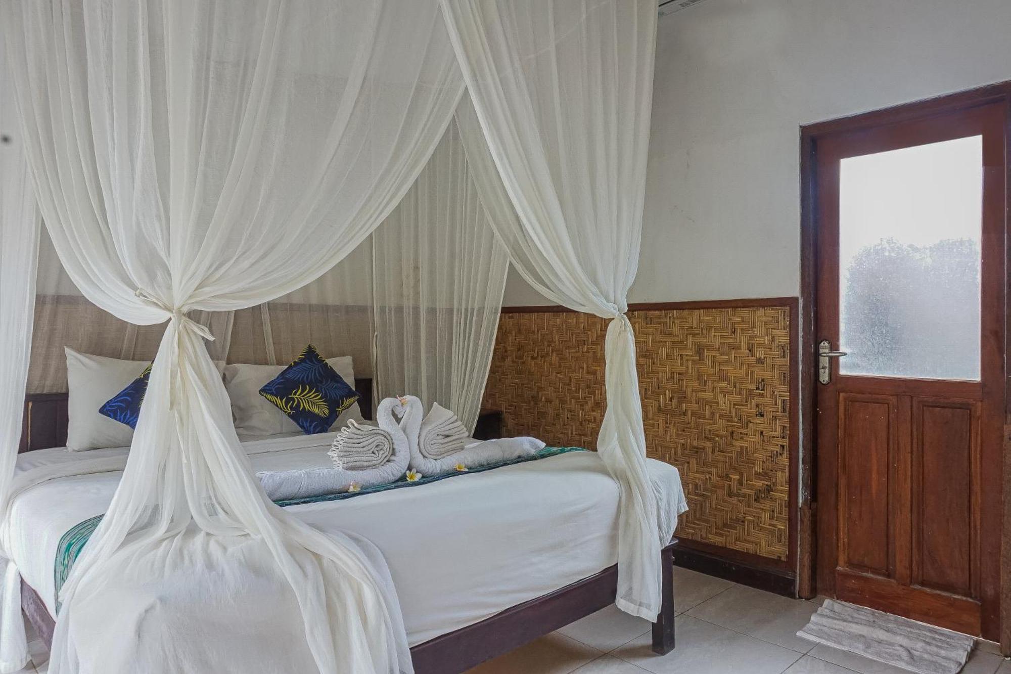 Made Taro - Menjangan Homestay Banyuwedang Zewnętrze zdjęcie