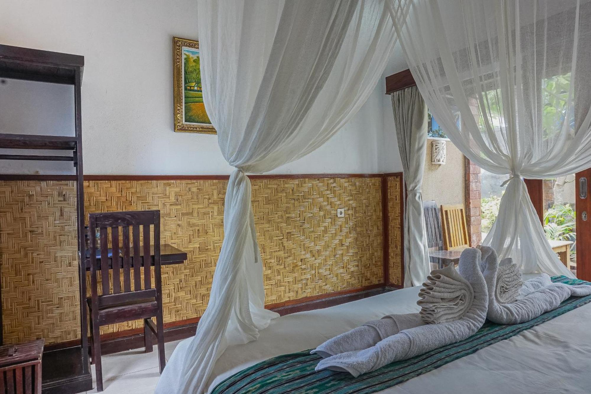 Made Taro - Menjangan Homestay Banyuwedang Zewnętrze zdjęcie