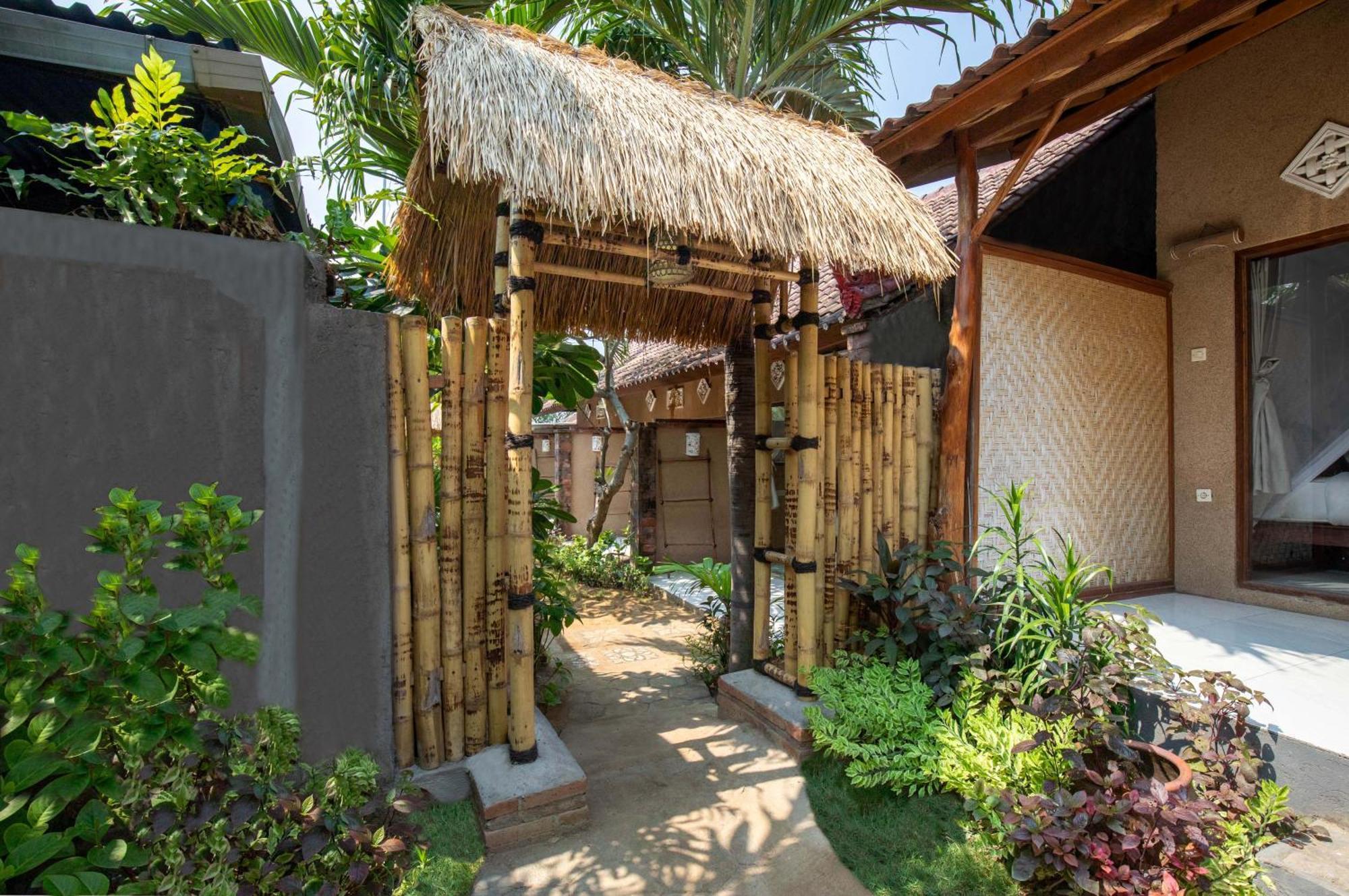 Made Taro - Menjangan Homestay Banyuwedang Zewnętrze zdjęcie