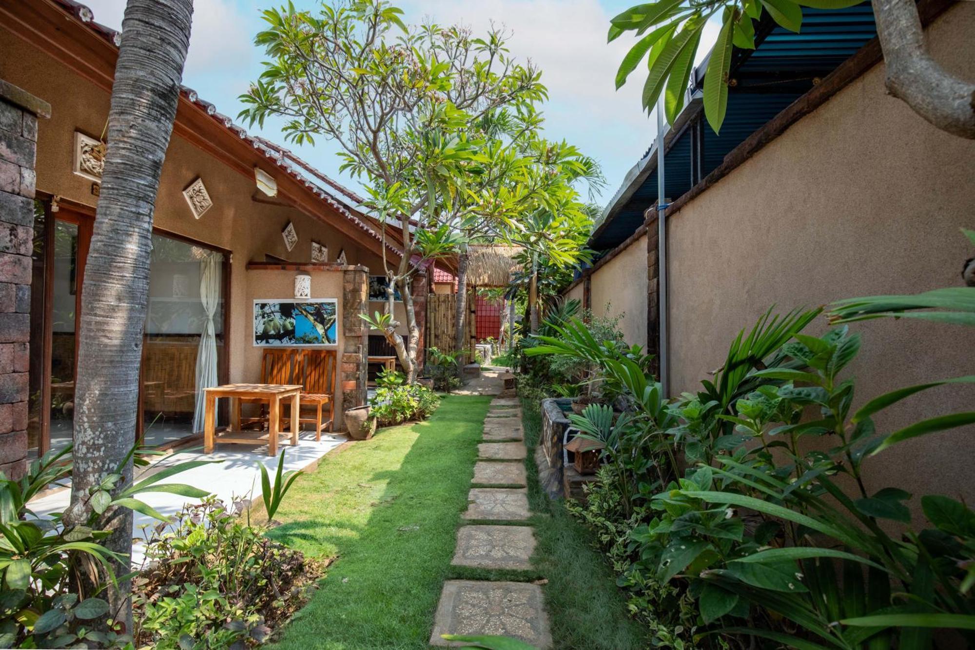 Made Taro - Menjangan Homestay Banyuwedang Zewnętrze zdjęcie