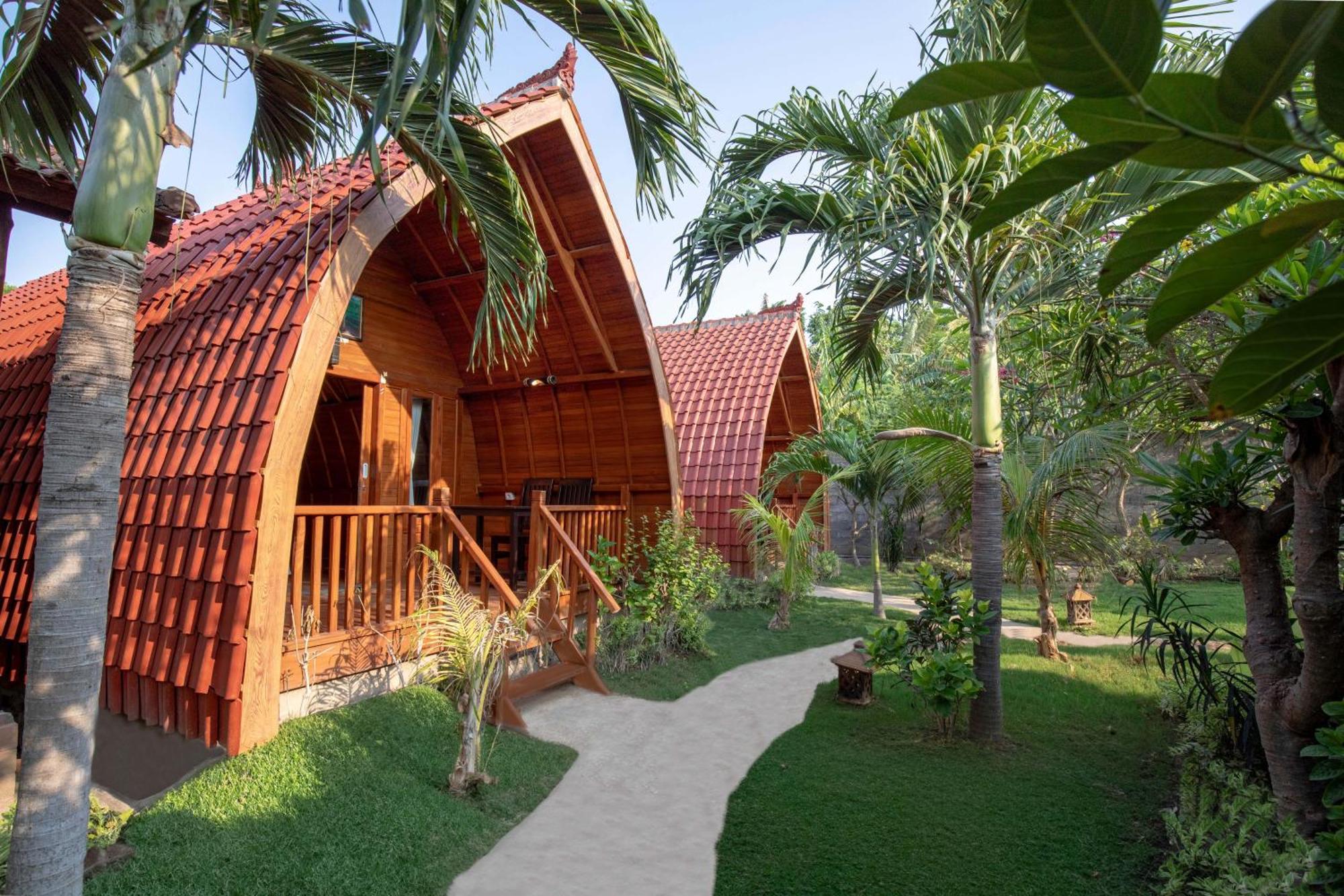 Made Taro - Menjangan Homestay Banyuwedang Zewnętrze zdjęcie