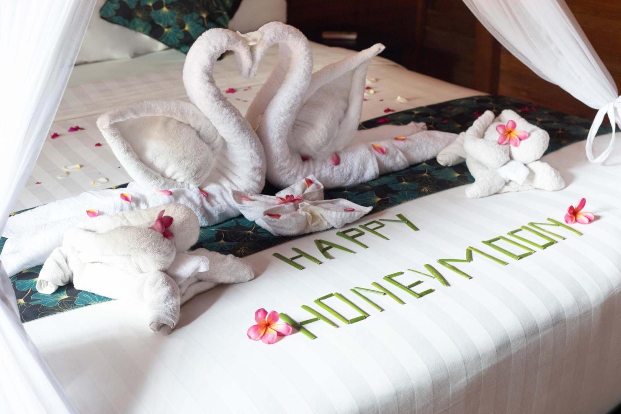 Made Taro - Menjangan Homestay Banyuwedang Zewnętrze zdjęcie