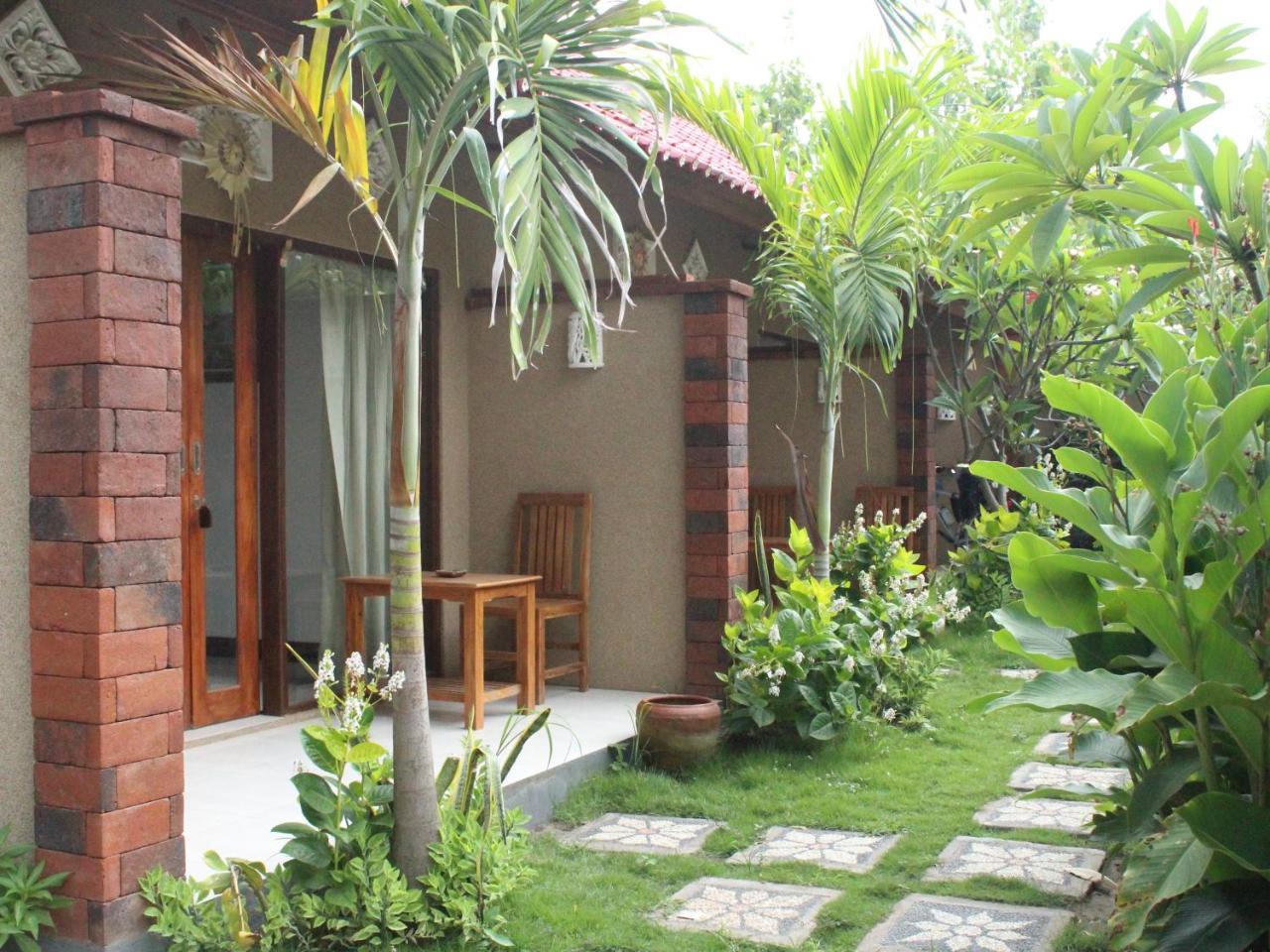 Made Taro - Menjangan Homestay Banyuwedang Zewnętrze zdjęcie
