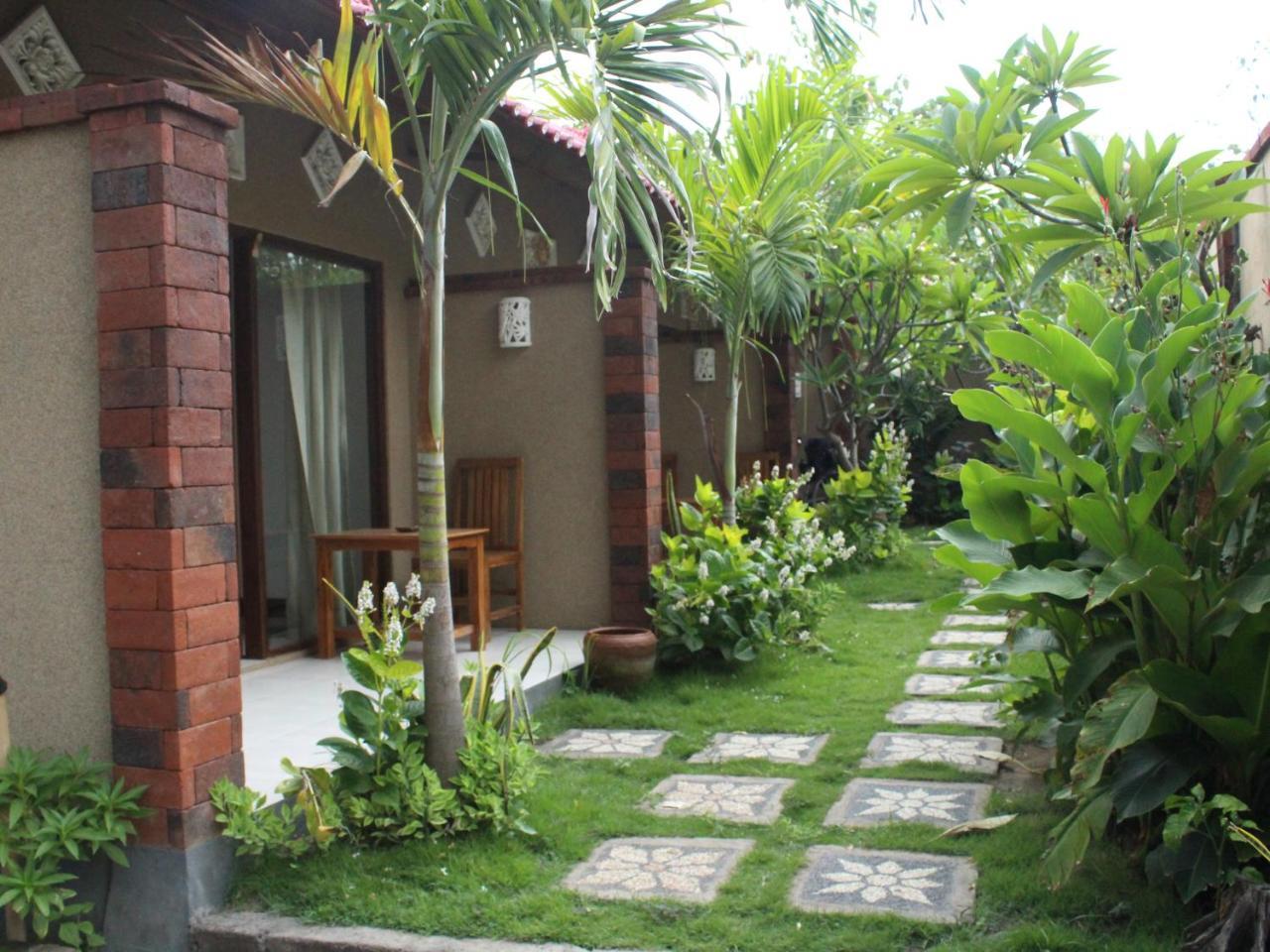 Made Taro - Menjangan Homestay Banyuwedang Zewnętrze zdjęcie