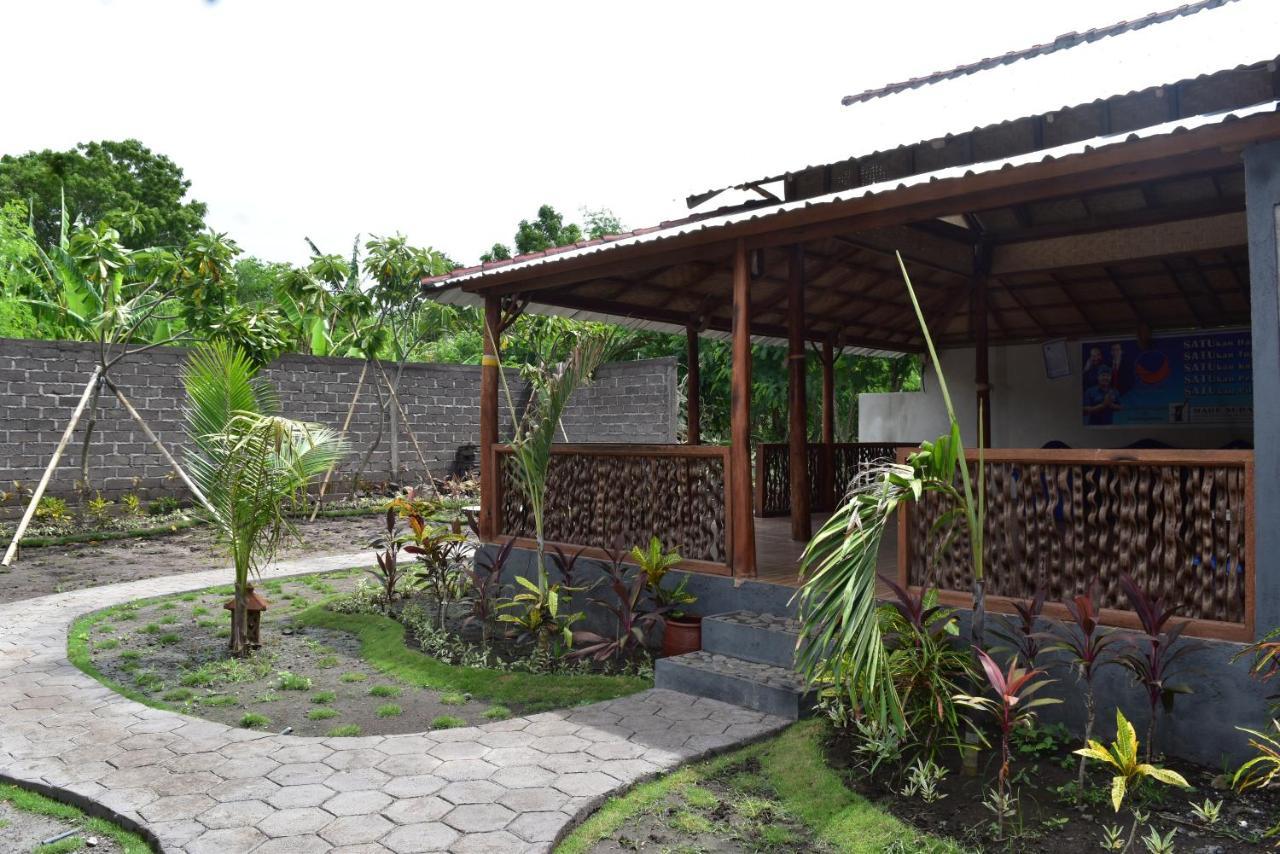 Made Taro - Menjangan Homestay Banyuwedang Zewnętrze zdjęcie