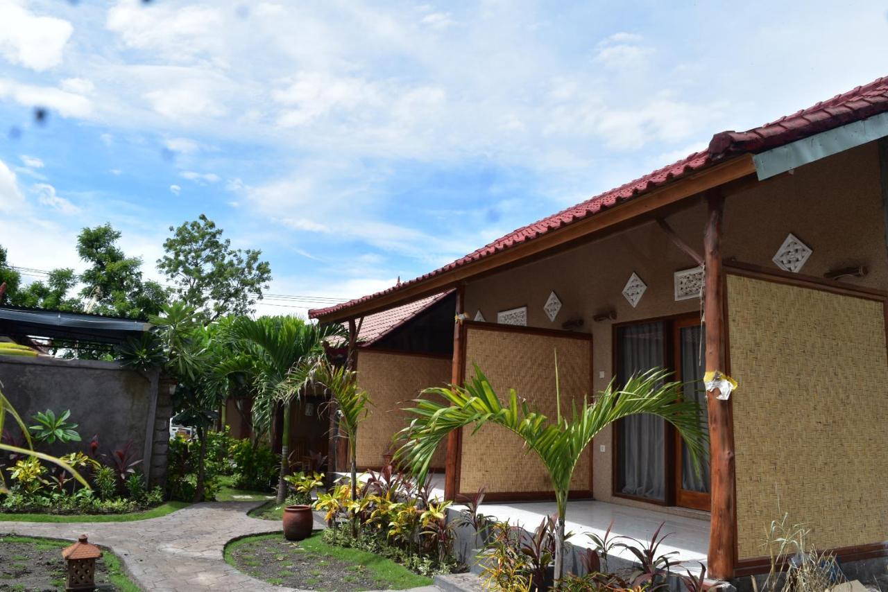 Made Taro - Menjangan Homestay Banyuwedang Zewnętrze zdjęcie