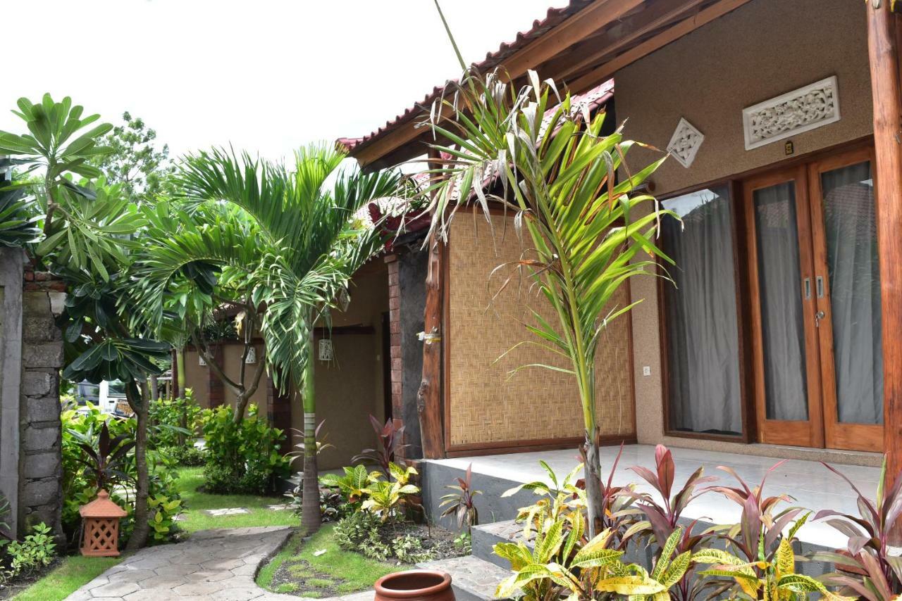 Made Taro - Menjangan Homestay Banyuwedang Zewnętrze zdjęcie