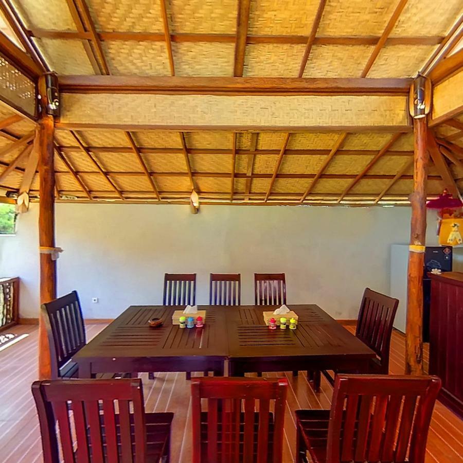 Made Taro - Menjangan Homestay Banyuwedang Zewnętrze zdjęcie