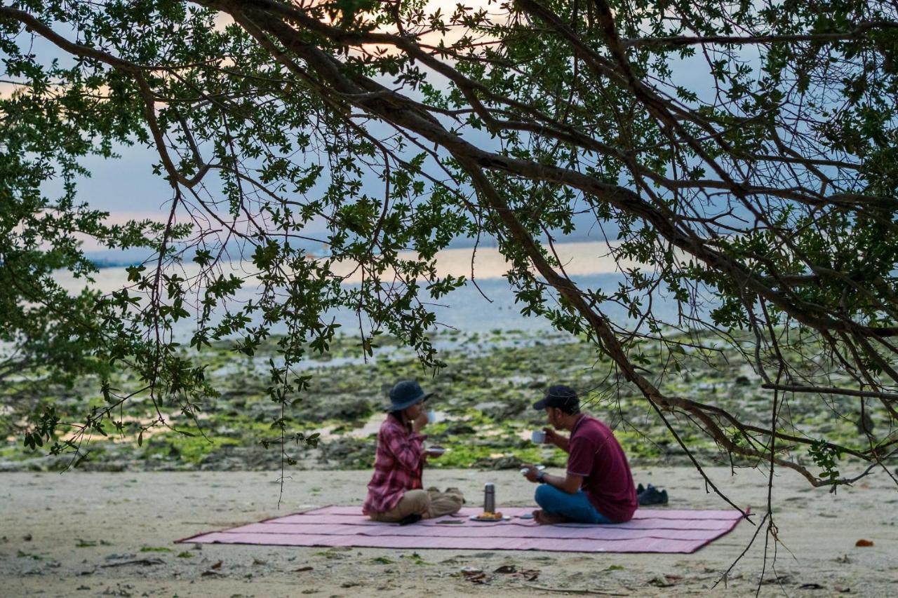 Made Taro - Menjangan Homestay Banyuwedang Zewnętrze zdjęcie